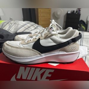 Nike women’s waffle debut shoes